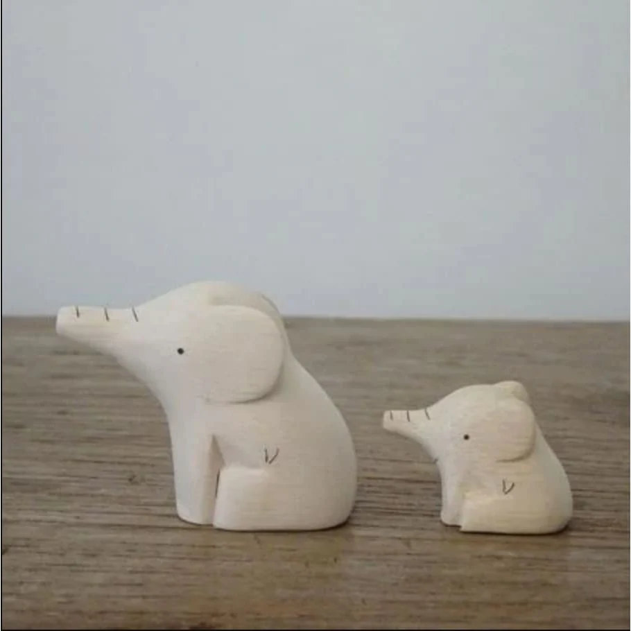 Figurine Enfant Éléphant en Bois - Image 3