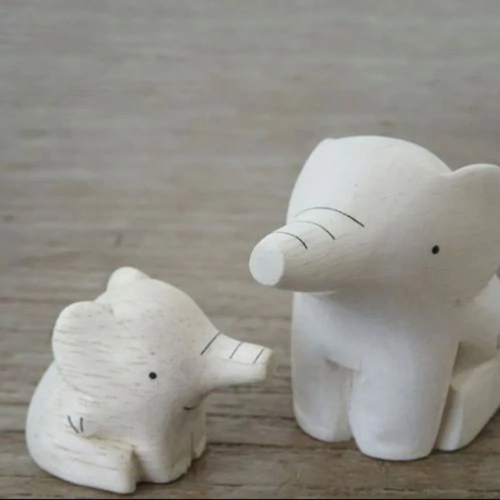 Figurine Enfant Éléphant en Bois - Image 5