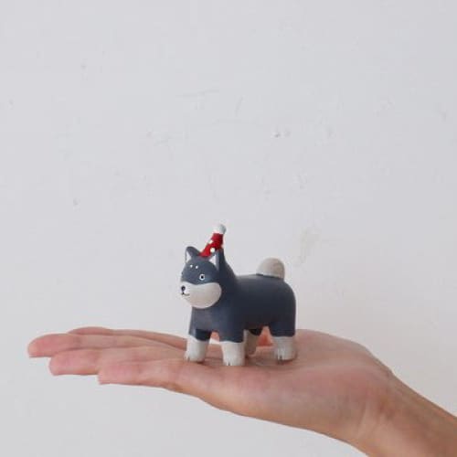 Figurine en bois - Chiot Shiba inu avec chapeau de fête - Image 5