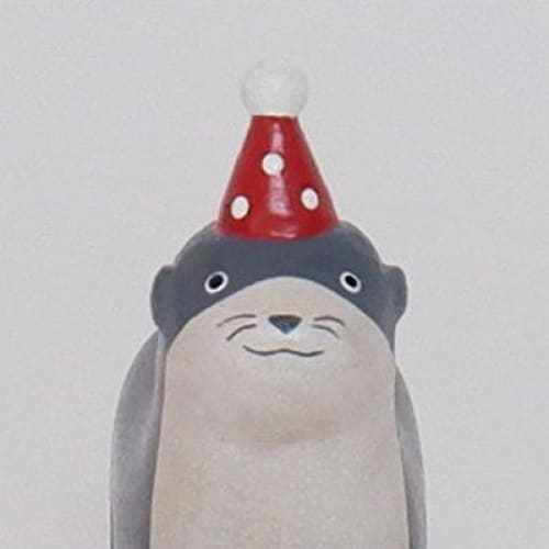 Figurine en bois - Loutre avec chapeau de fête - Image 5