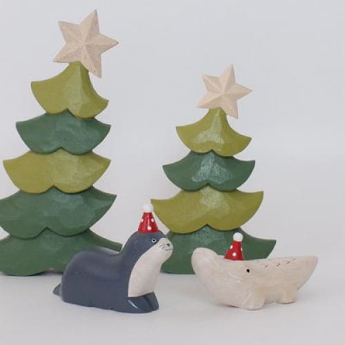 Figurine en bois - Loutre avec chapeau de fête - Image 7