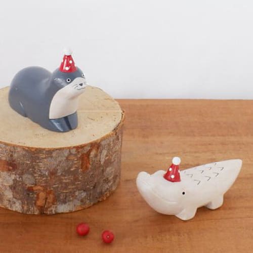 Figurine en bois - Loutre avec chapeau de fête - Image 8