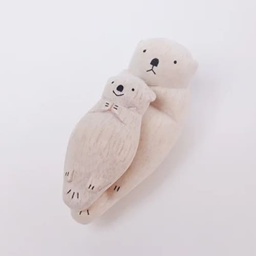 Figurine en bois Oyako - Bébé loutre de mer - Image 4
