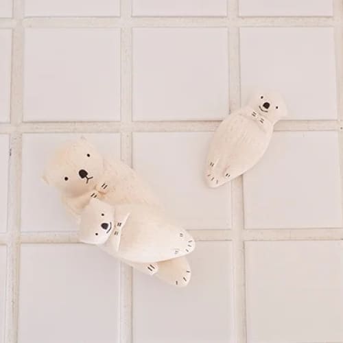 Figurine en bois Oyako - Bébé loutre de mer - Image 5