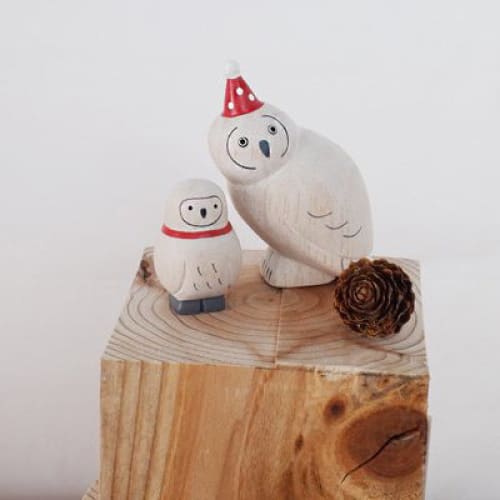 Figurine en bois - Parent chouette avec chapeau de fête - Image 8