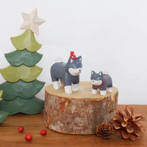 Figurine Shiba de Noël Enfant en Bois - Image 4