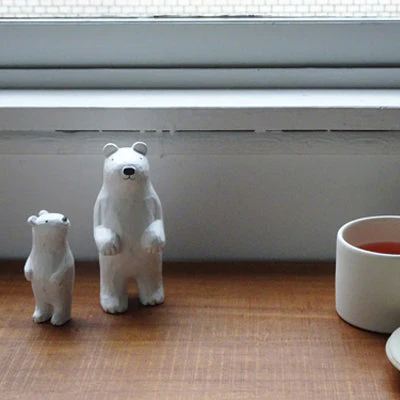 Figurine en bois – Ours polaire espiègle (enfant) - Image 2